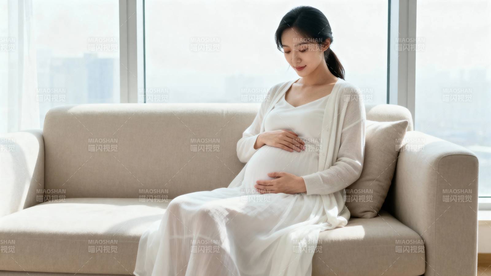 孕妇静坐抚腹 温馨待产时光图片