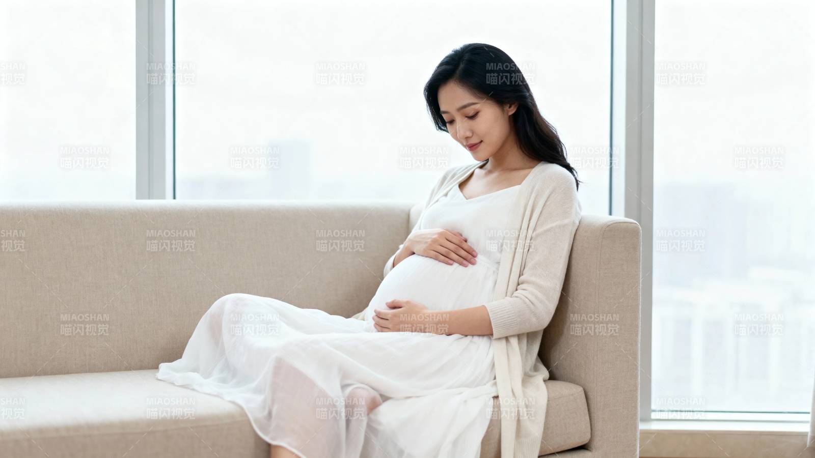 孕妇静坐抚腹 温柔待产图片