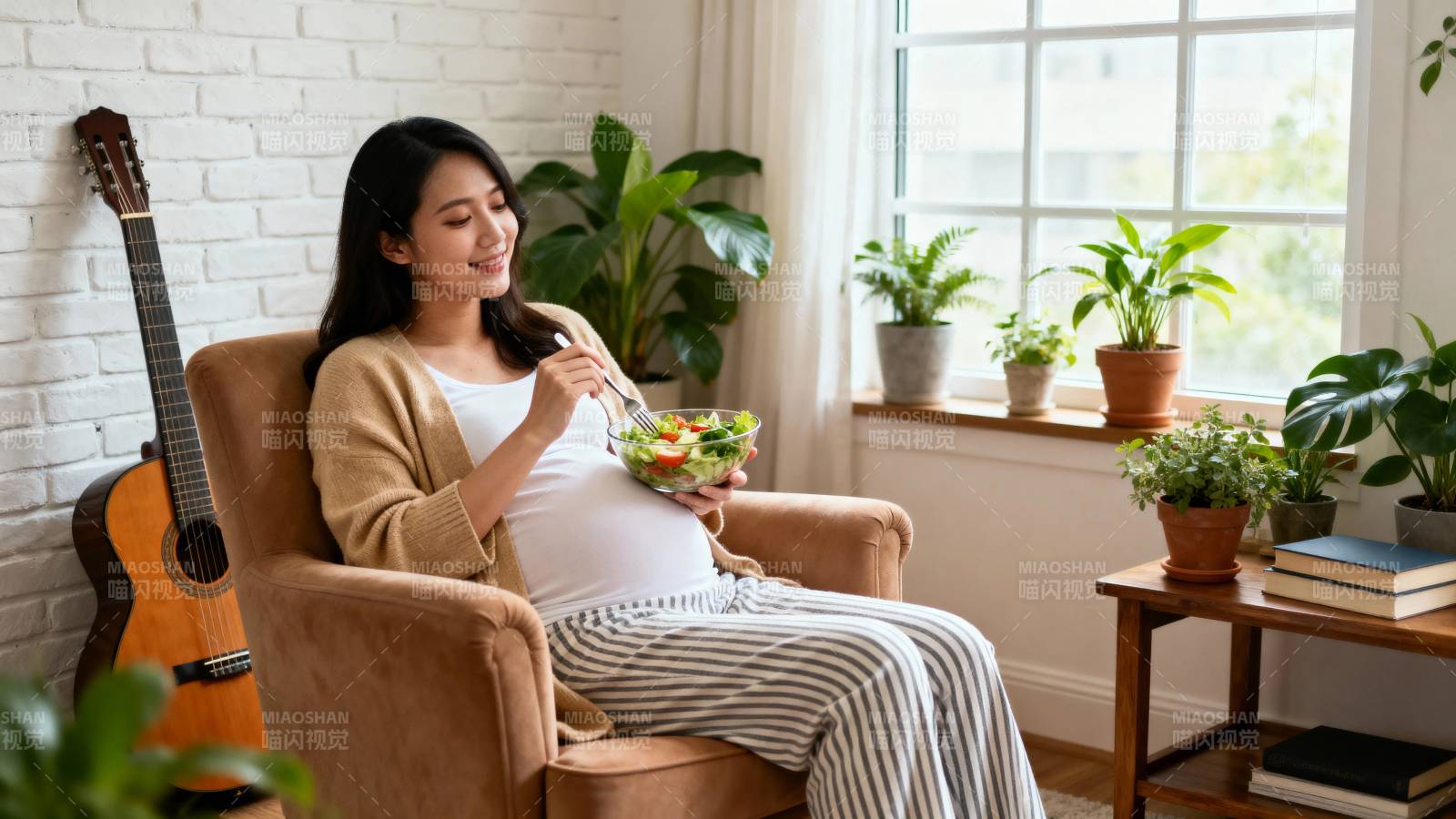 孕妈妈悠闲吃沙拉享宁静图片