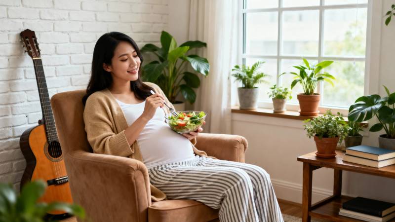 孕妈妈悠闲吃沙拉享宁静图片