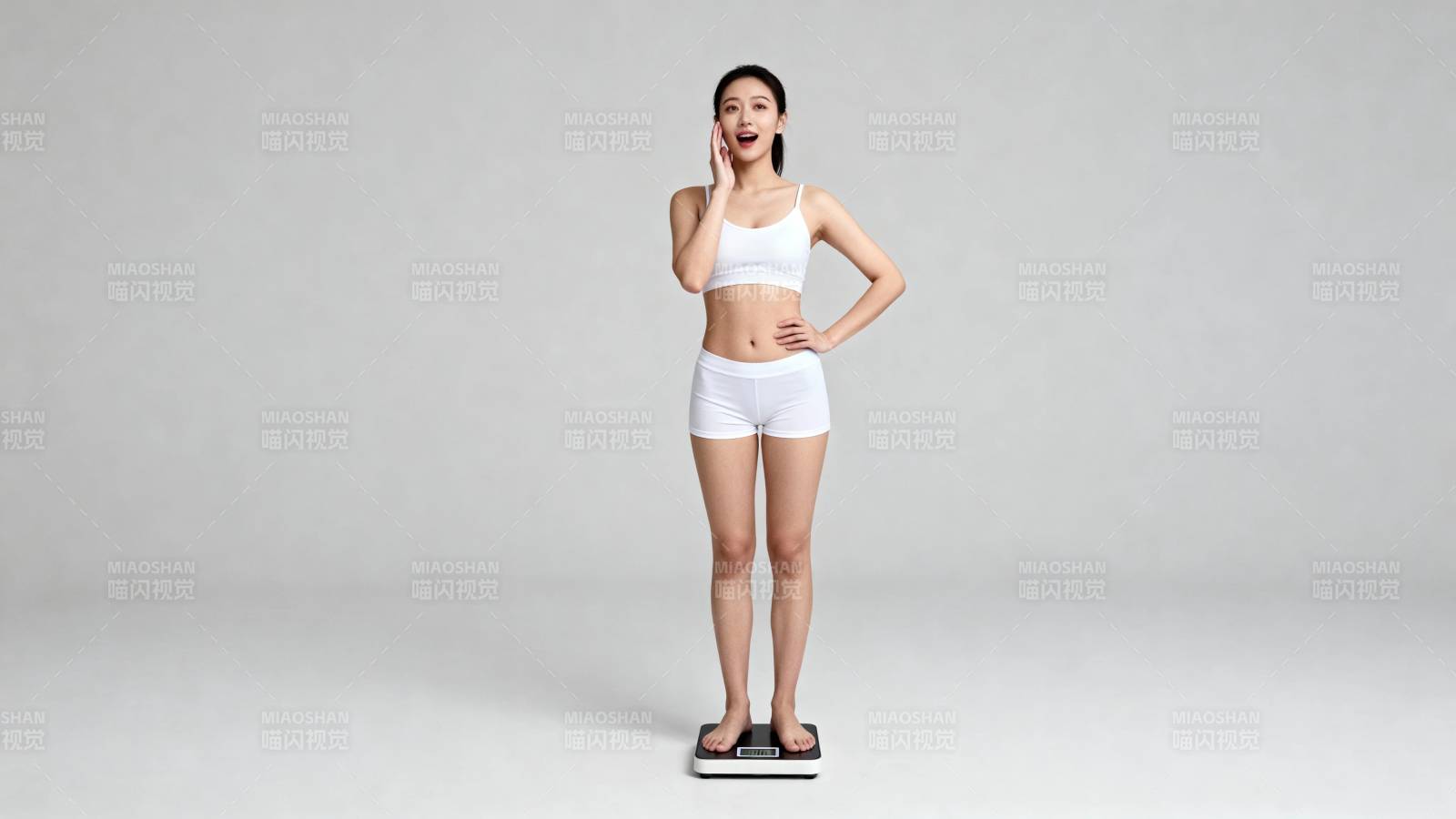 惊喜 体重秤上的她笑了图片