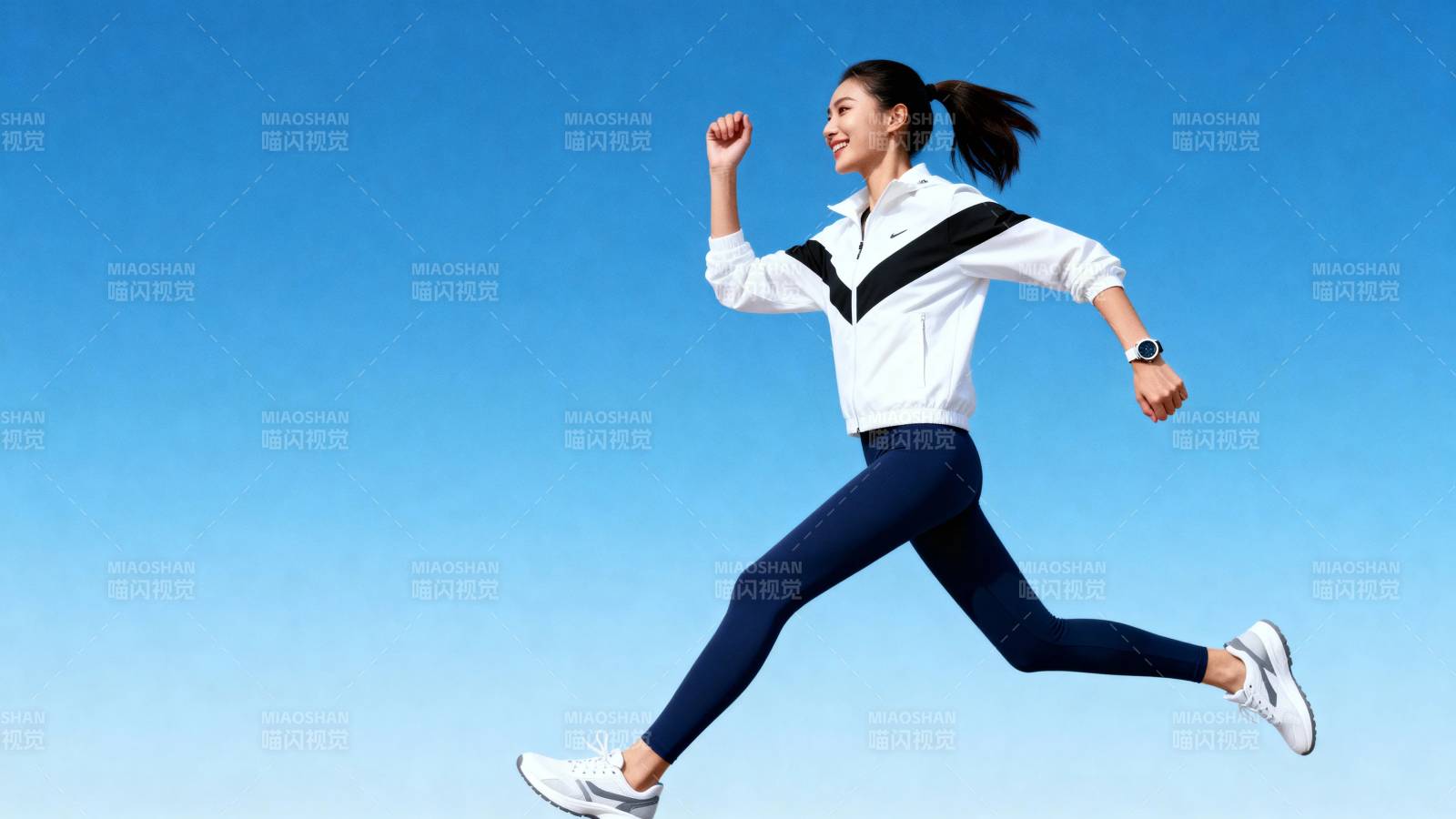 蓝天下的奔跑女孩图片