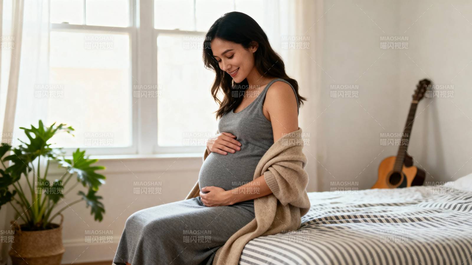 孕妈妈轻抚 belly 温馨居家时光图片