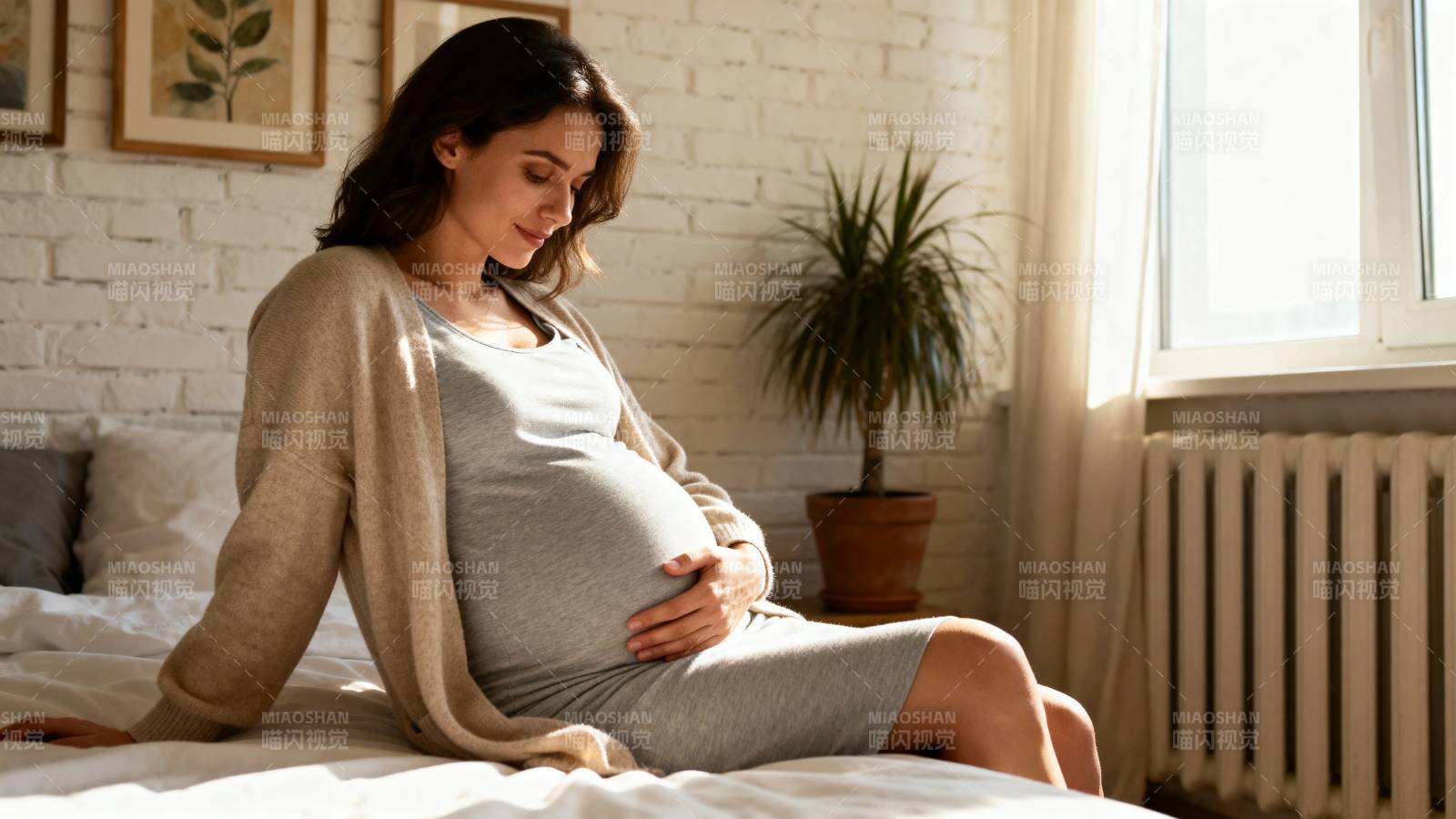 孕妈妈轻抚肚 温馨晨光中图片