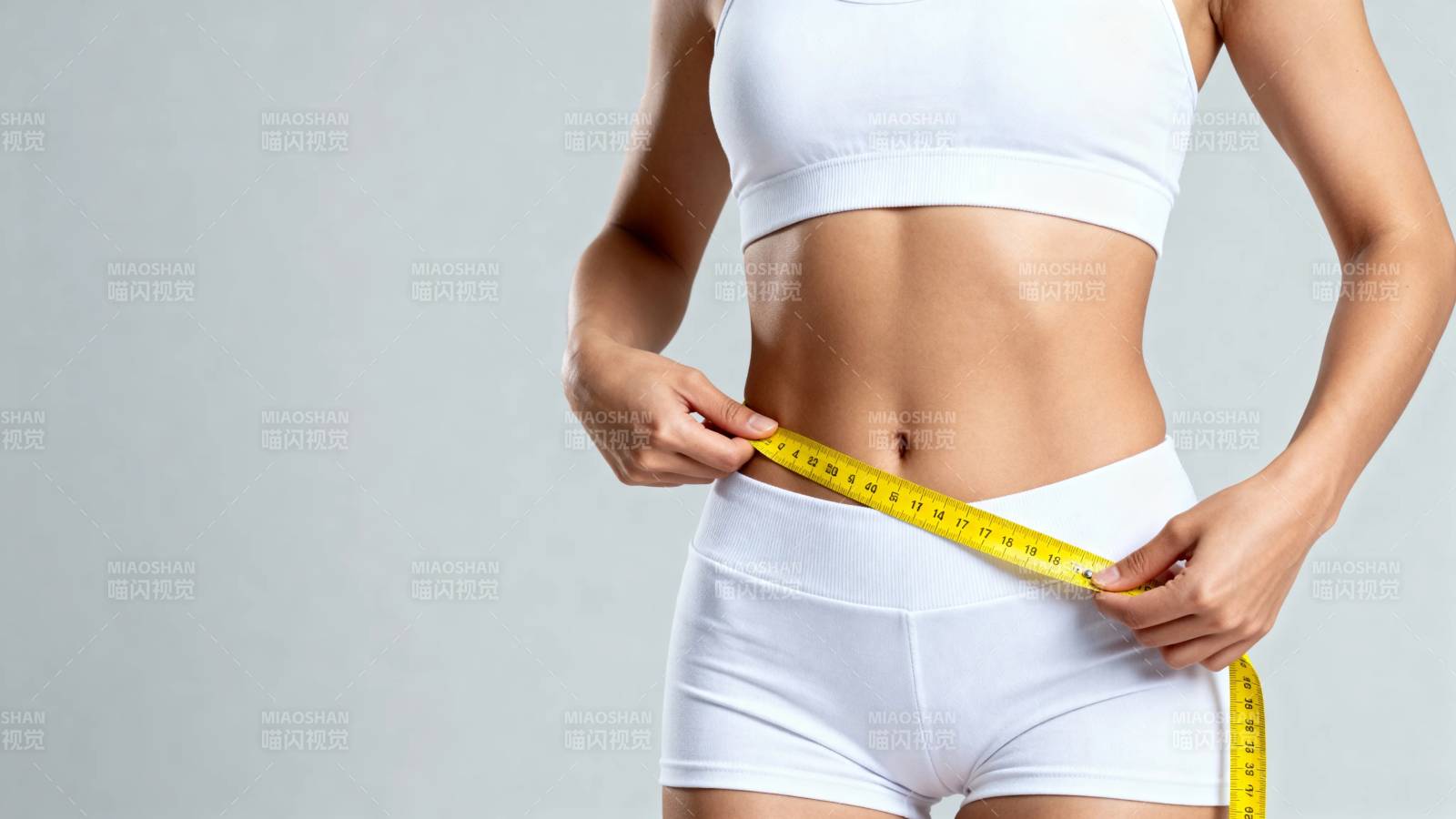 健身女性测量腰围图片