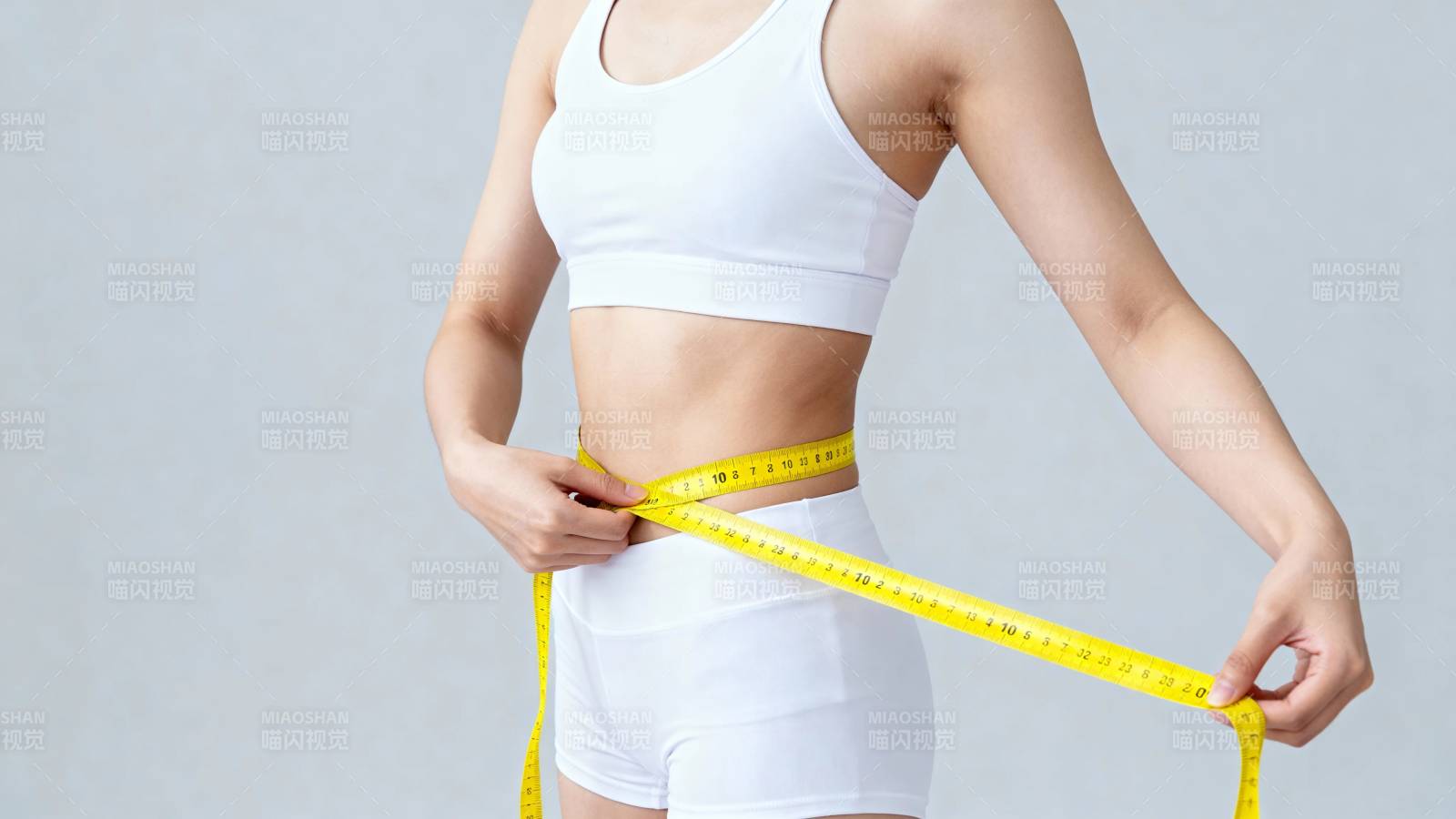 女子用卷尺量腰围图片