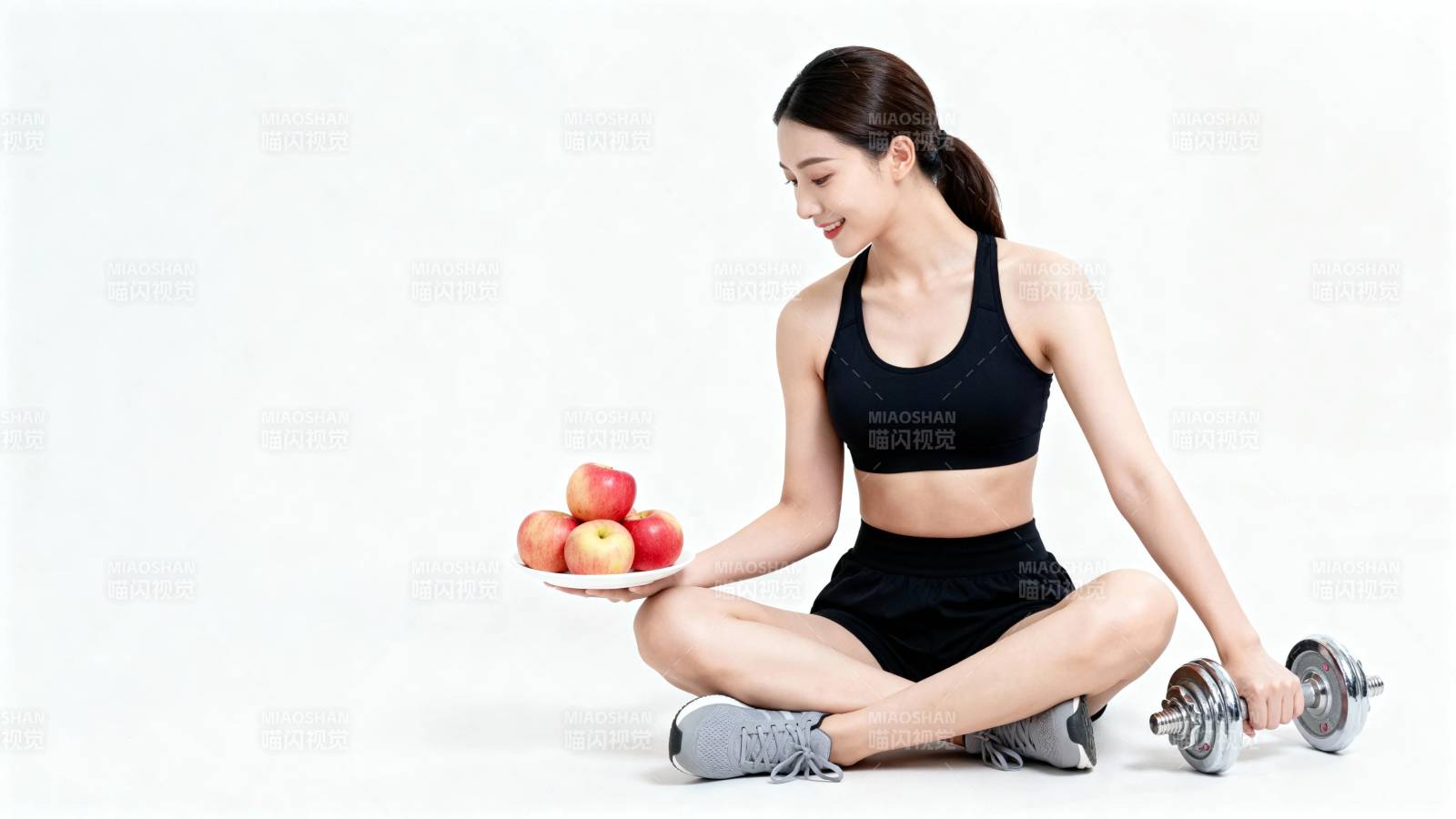健身女孩持苹果与哑铃图片