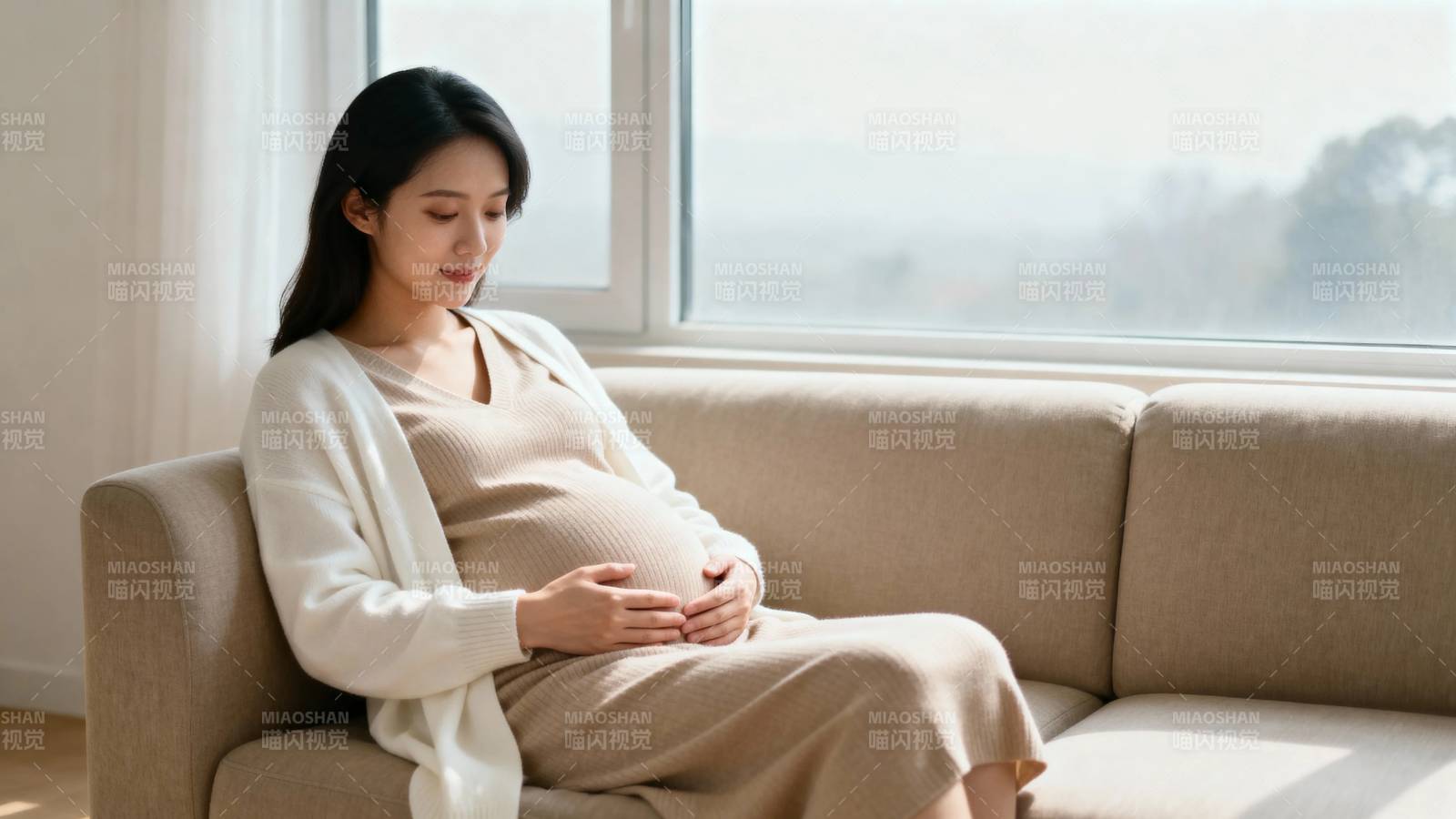 孕妈妈窗边静坐抚腹图片