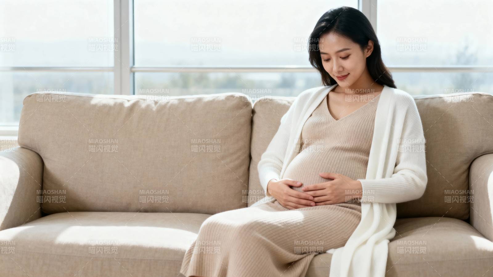 孕妈妈轻抚肚中宝宝图片