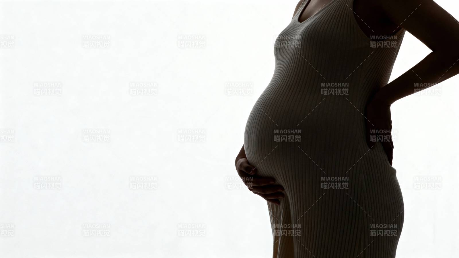 孕妈妈轻抚 belly 温柔待产图片