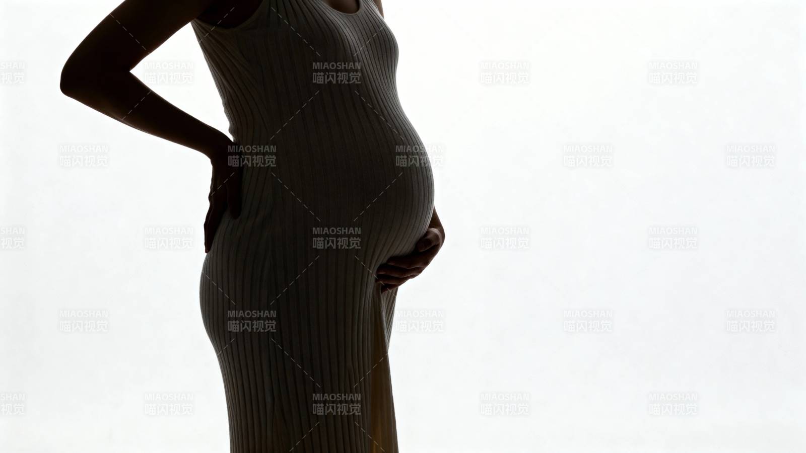 孕妈妈侧影 温柔守护生命图片