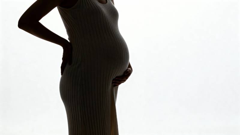 孕妈妈侧影 温柔守护生命图片