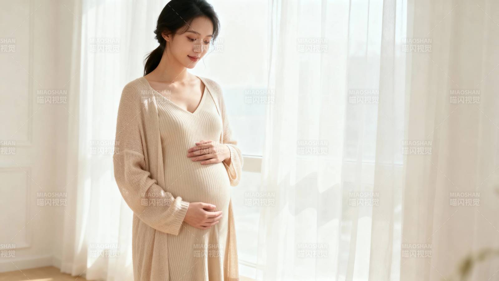孕妈咪温柔抚肚迎新生图片