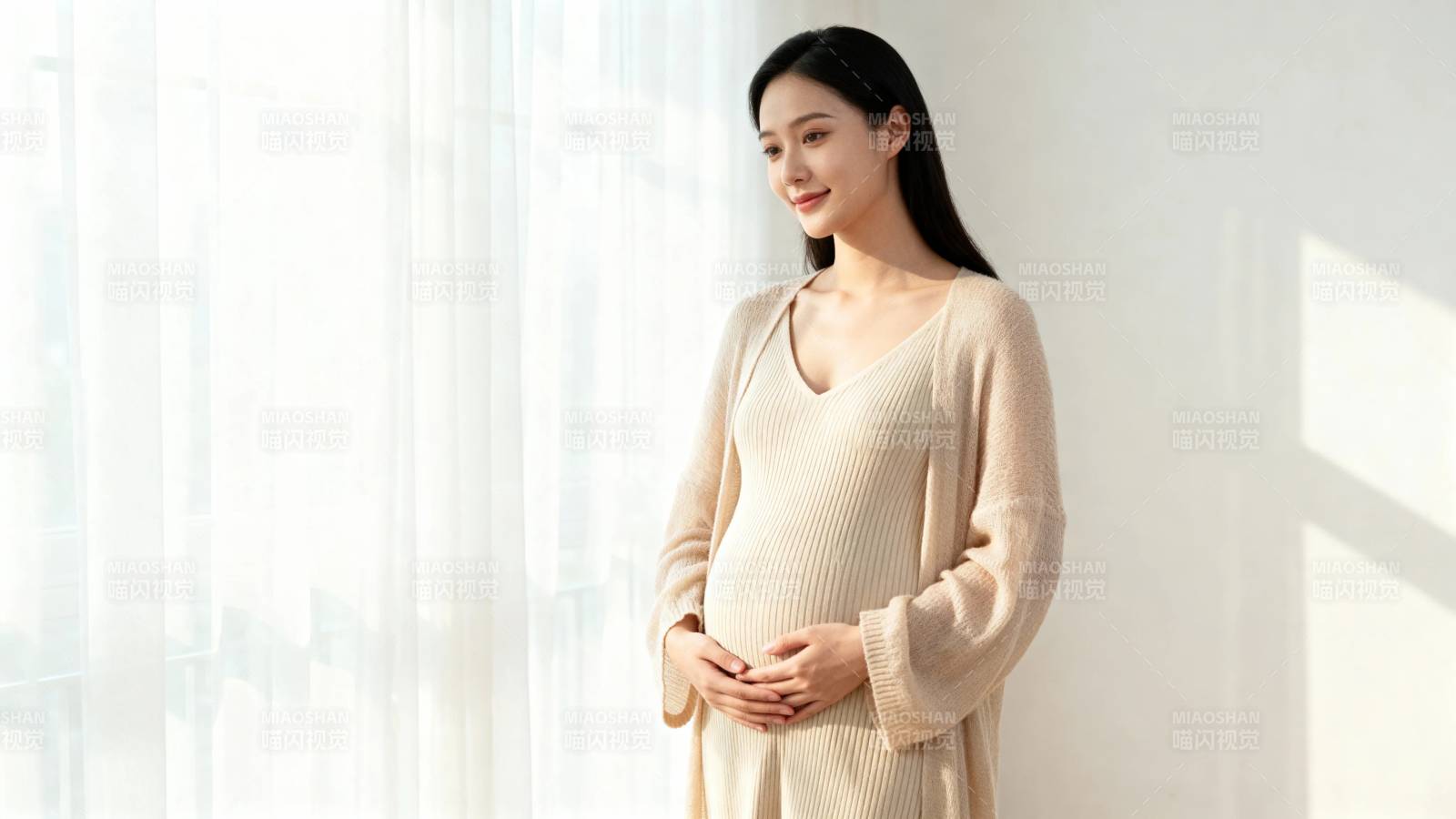 孕妈妈窗边温柔抚腹图片