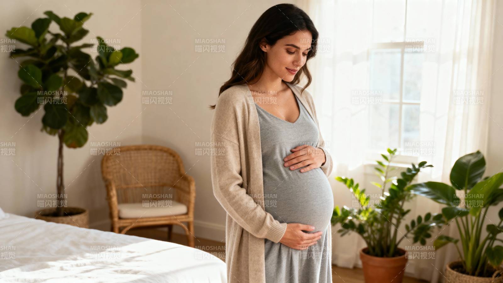 孕妇轻抚孕肚 温馨居家时光图片