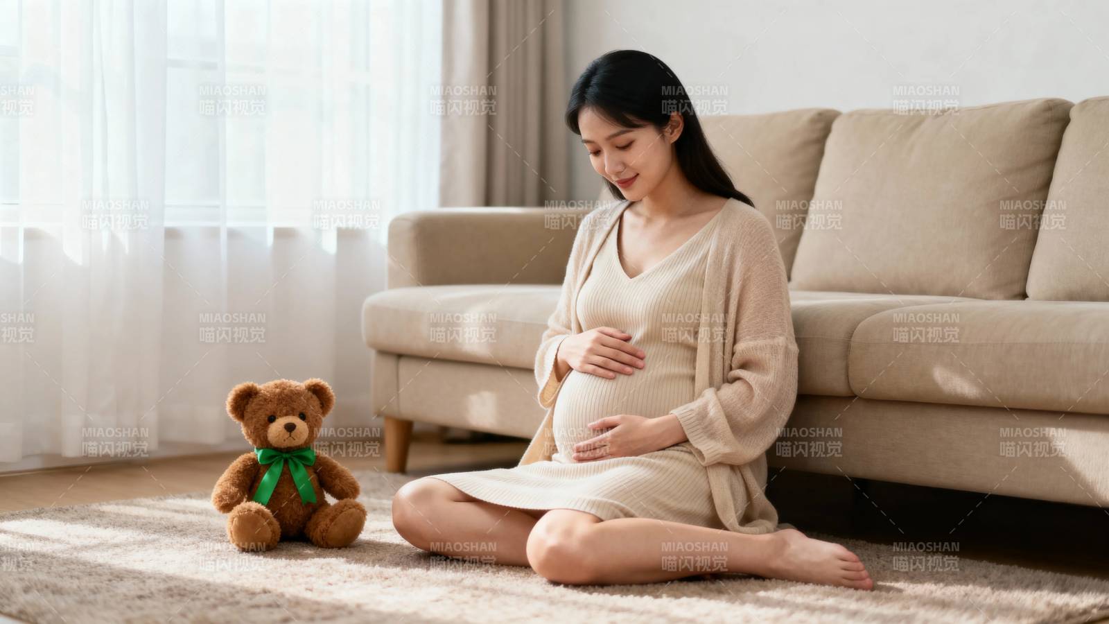 孕妈轻抚 belly 熊伴身旁图片