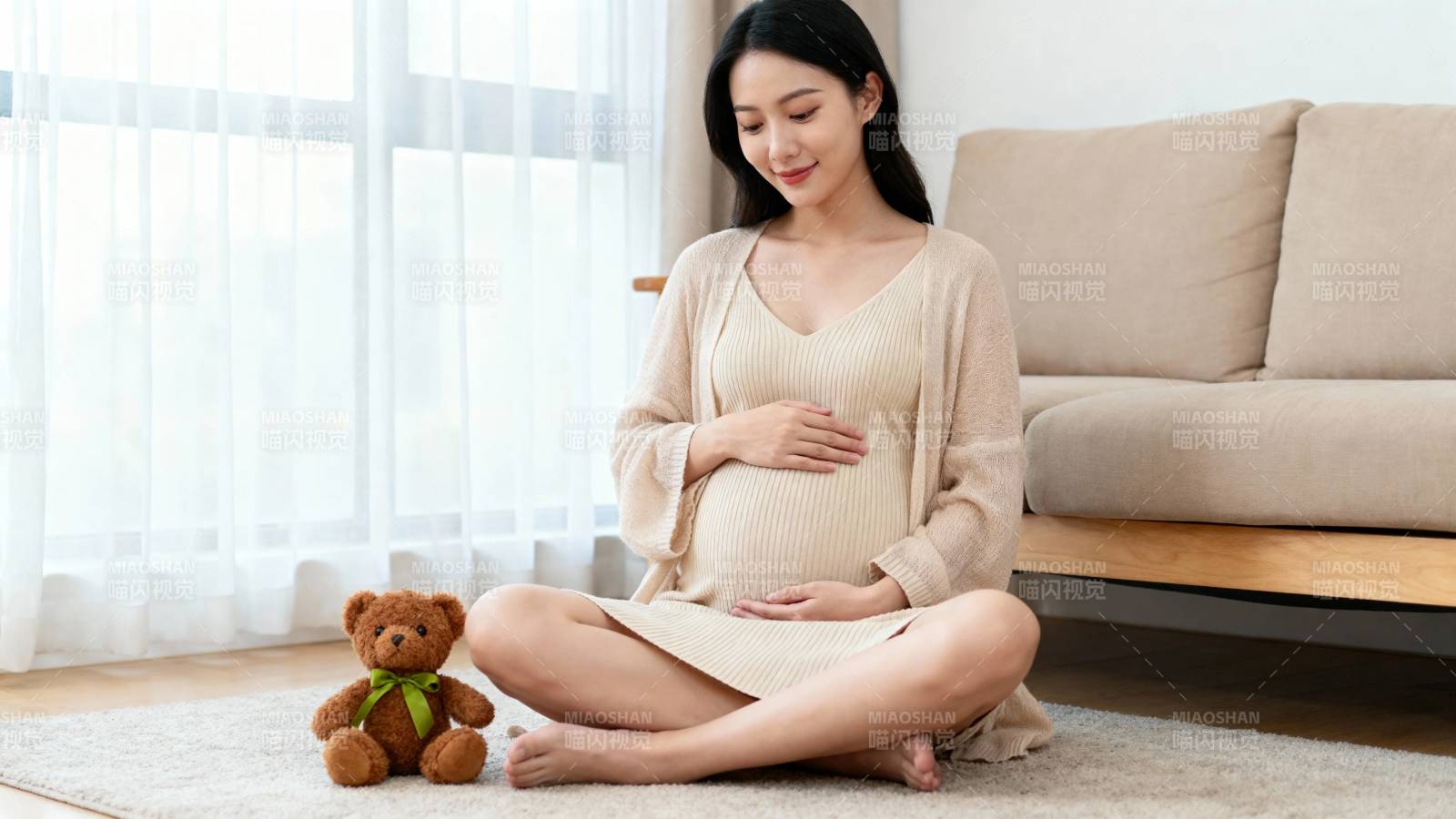 孕妈静坐抚肚 泰迪伴旁图片
