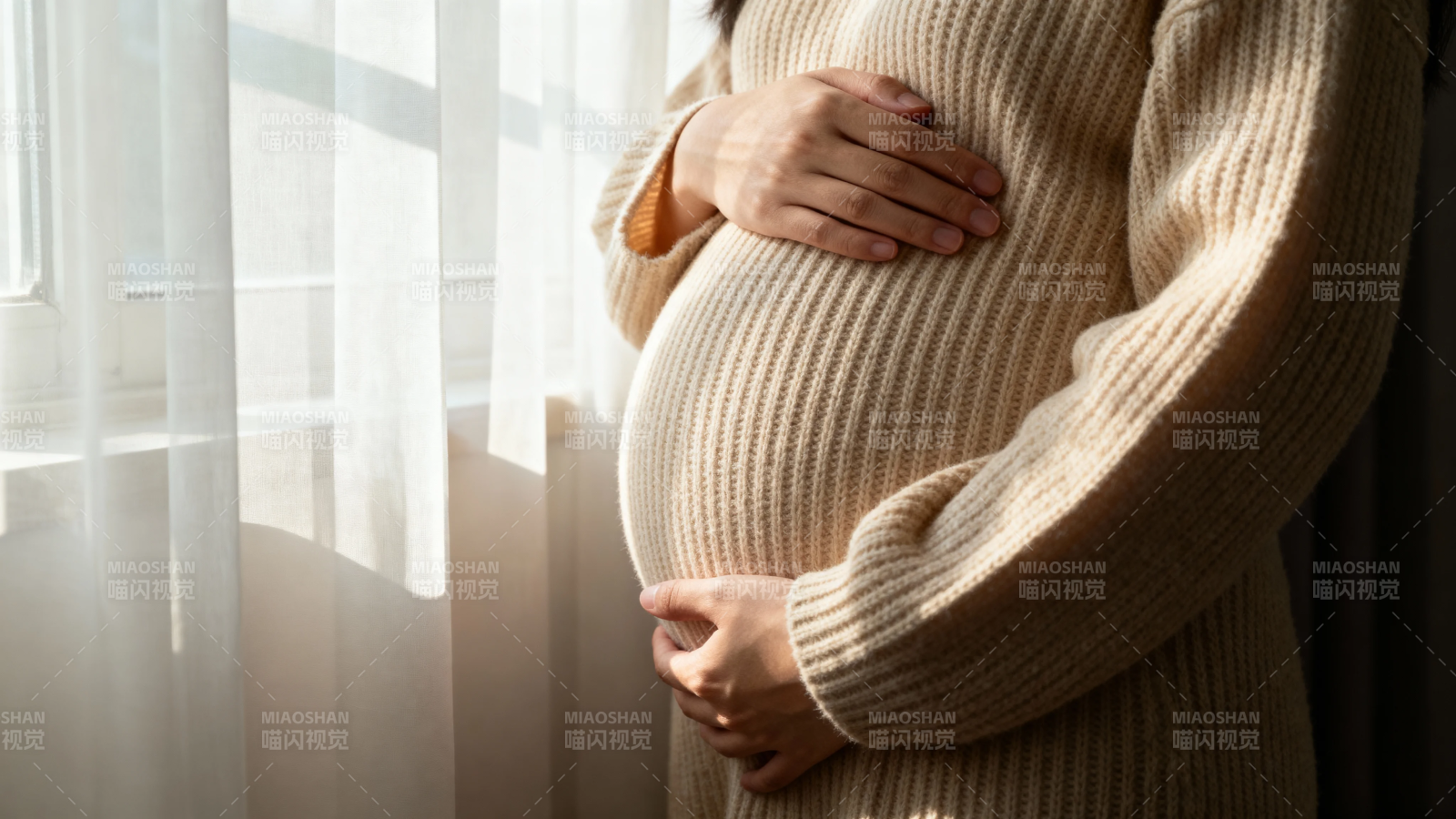 孕妈轻抚 belly 暖阳伴身旁图片