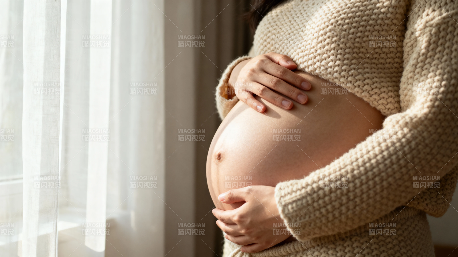 孕妈妈轻抚 belly 温暖时光图片