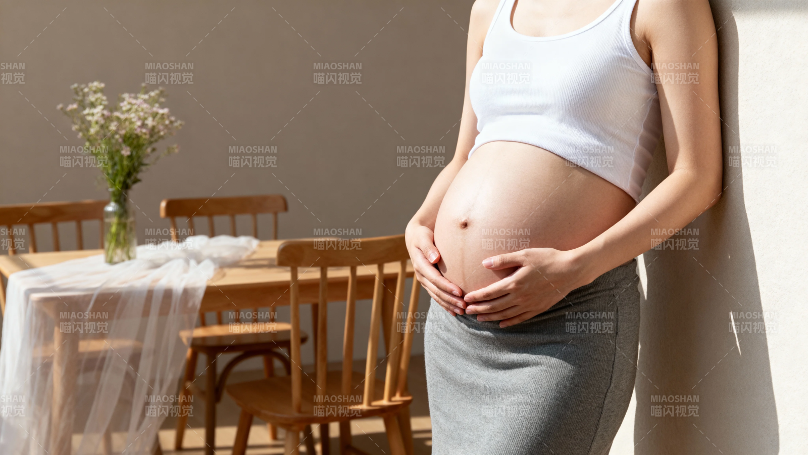 孕妈妈轻抚 belly 温馨居家时光图片