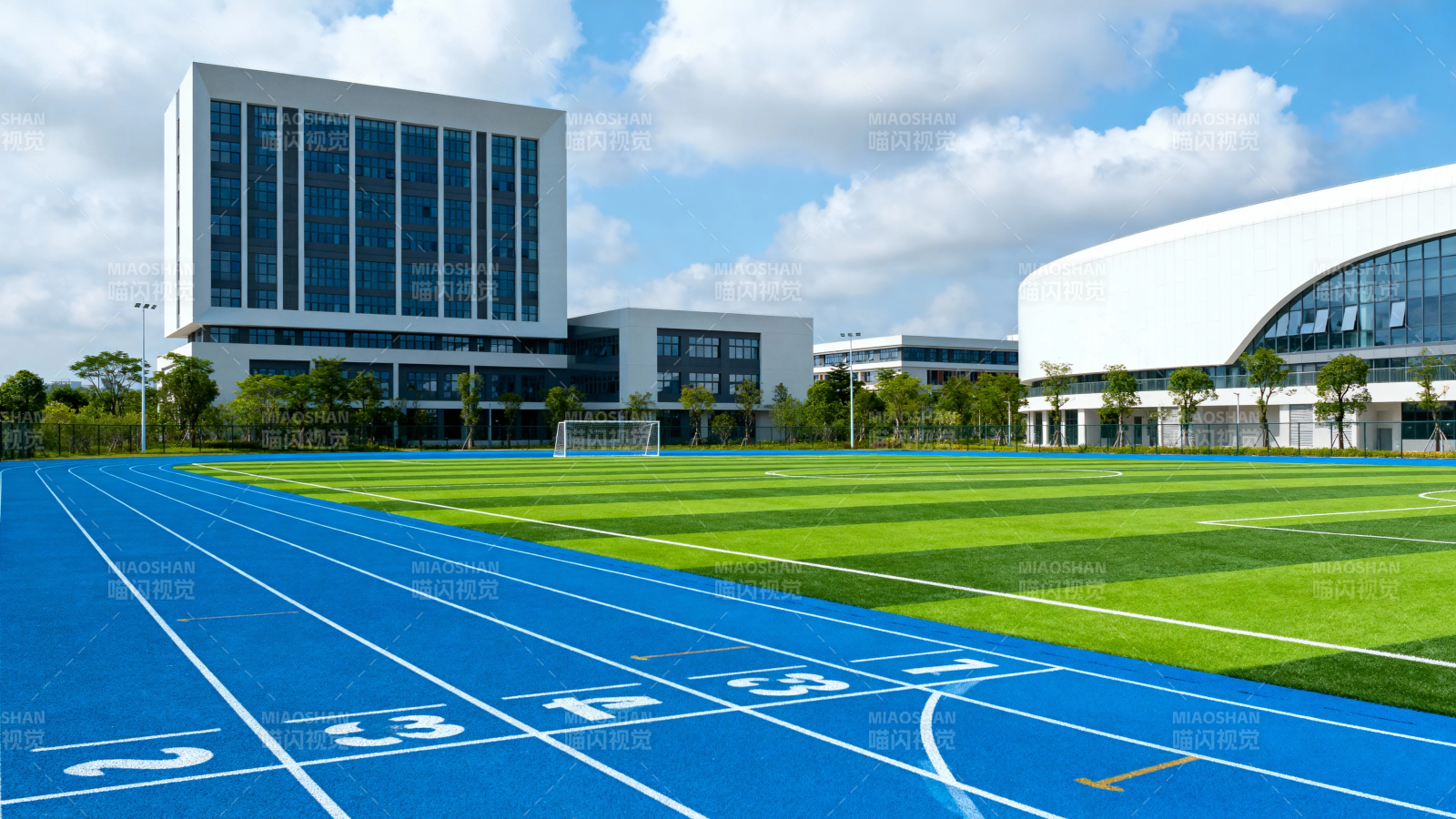 校园跑道与绿茵场风光图片