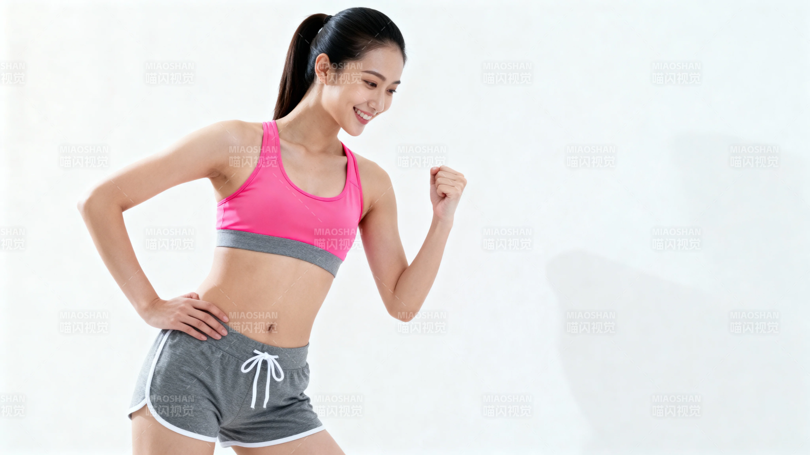 健身女孩微笑握拳显自信图片