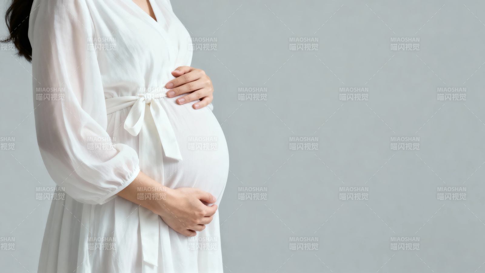 孕妇轻抚孕肚 温柔待产图片