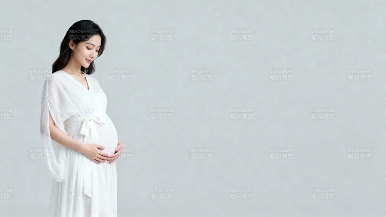 孕妈妈轻抚 belly 温柔待产图片