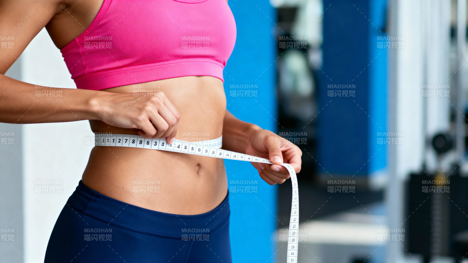 健身女性量腰围图片