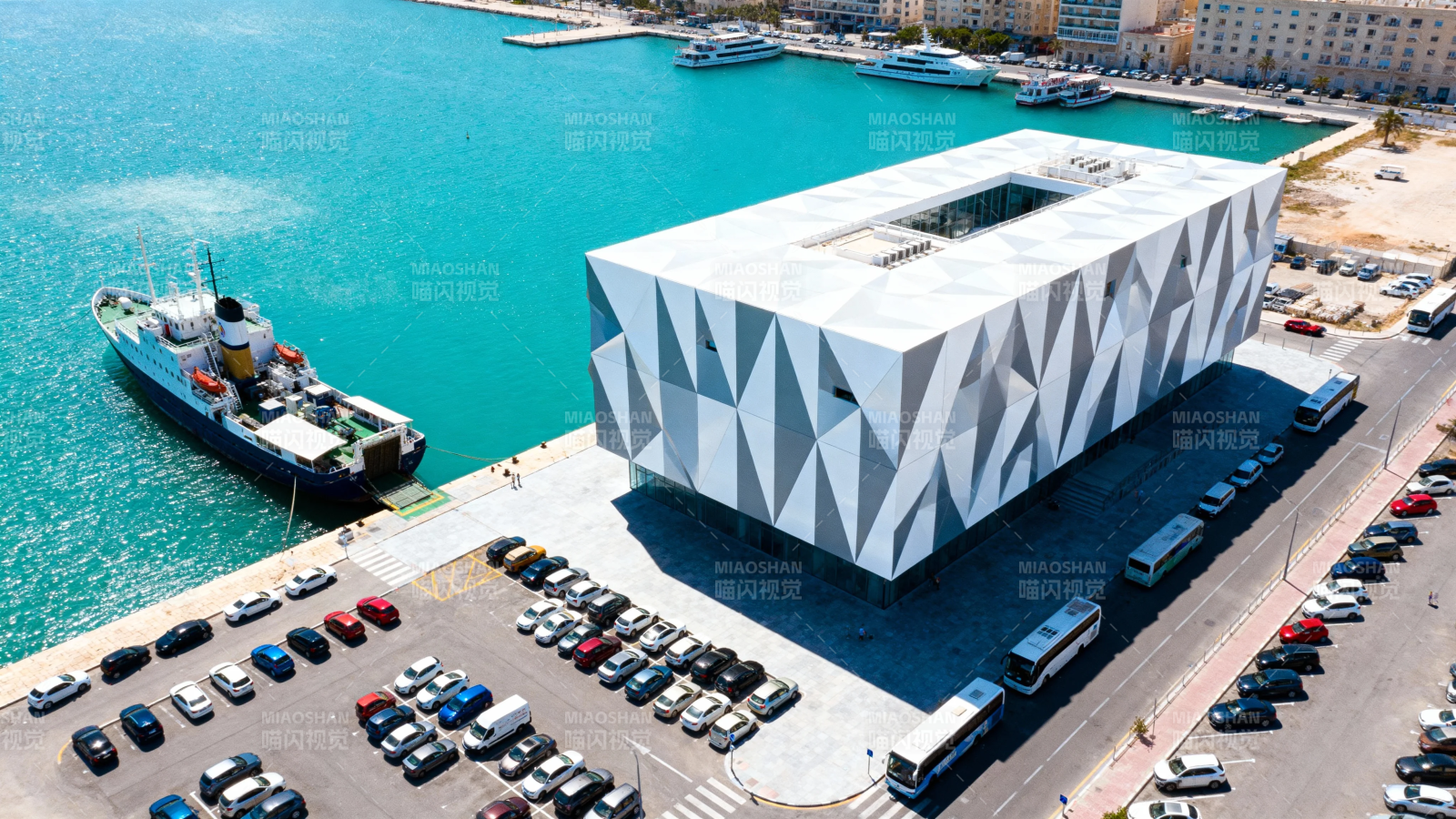 海滨现代建筑与停泊船只图片