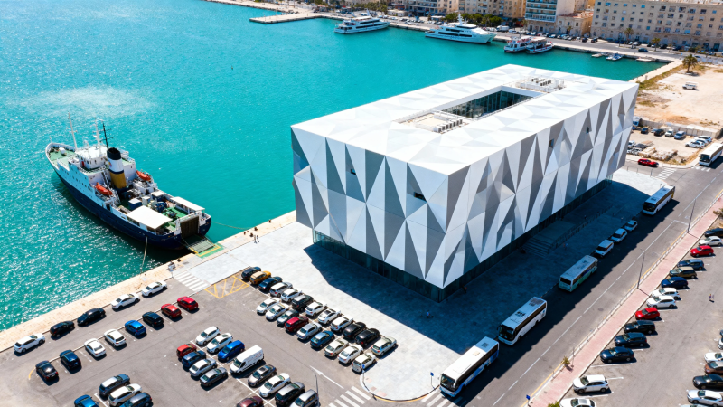 海滨现代建筑与停泊船只图片