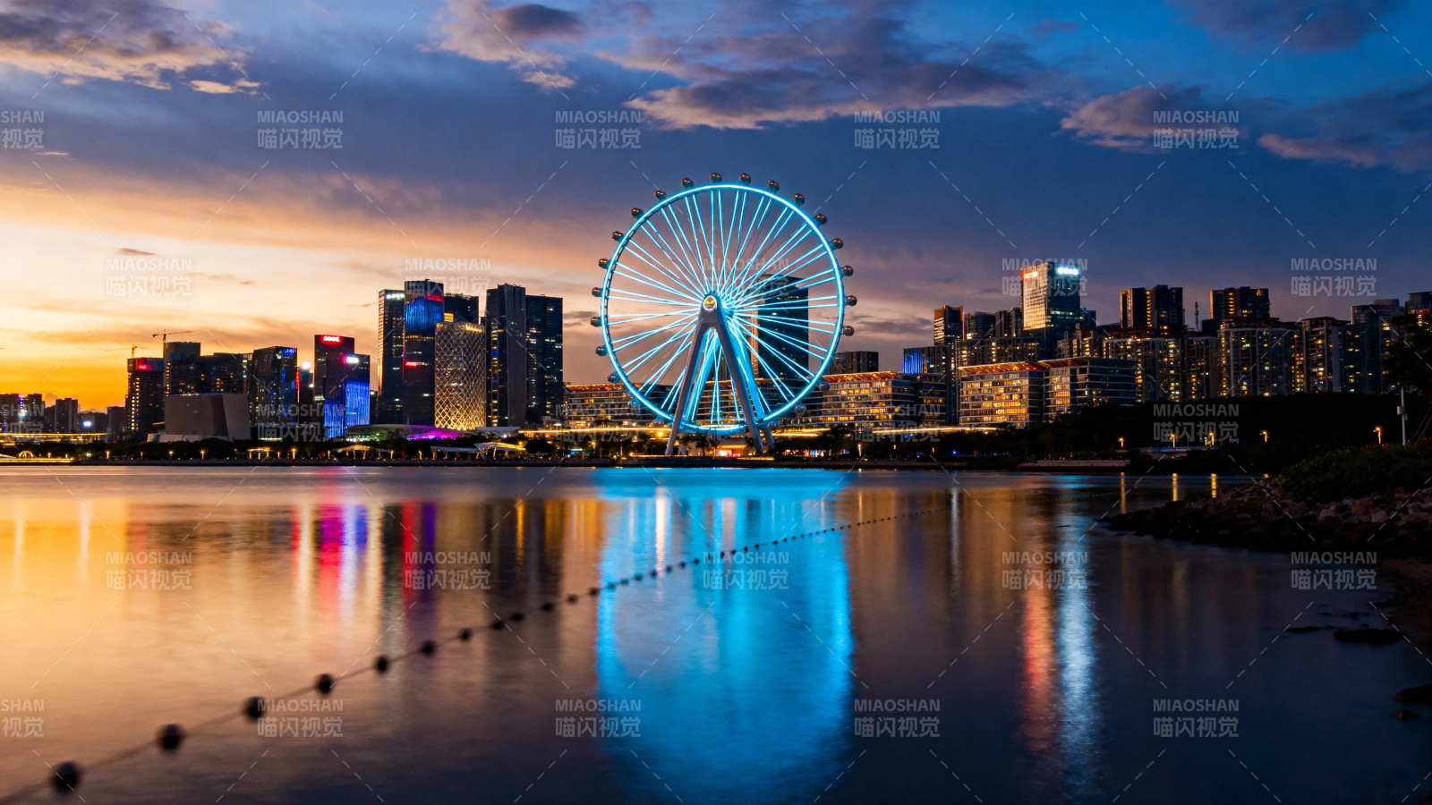 摩天轮夜景 城市灯火映水图片