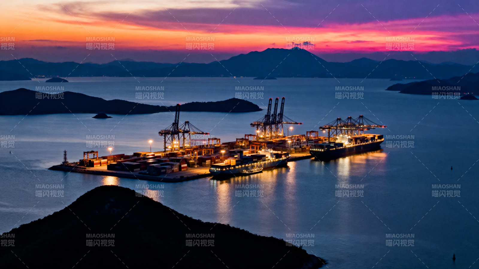暮色港口 灯火映海山图片