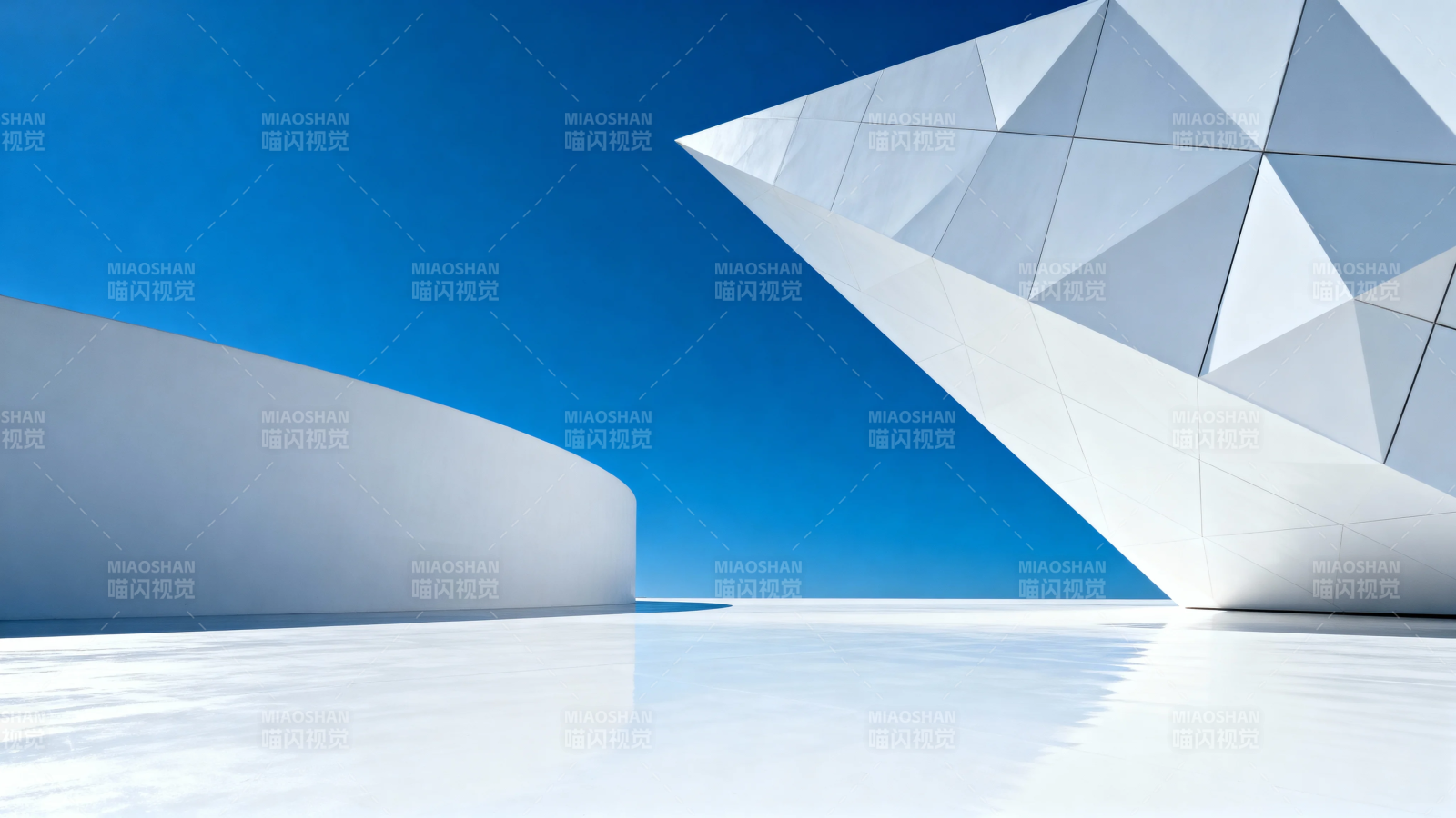 白几何建筑映蓝天图片