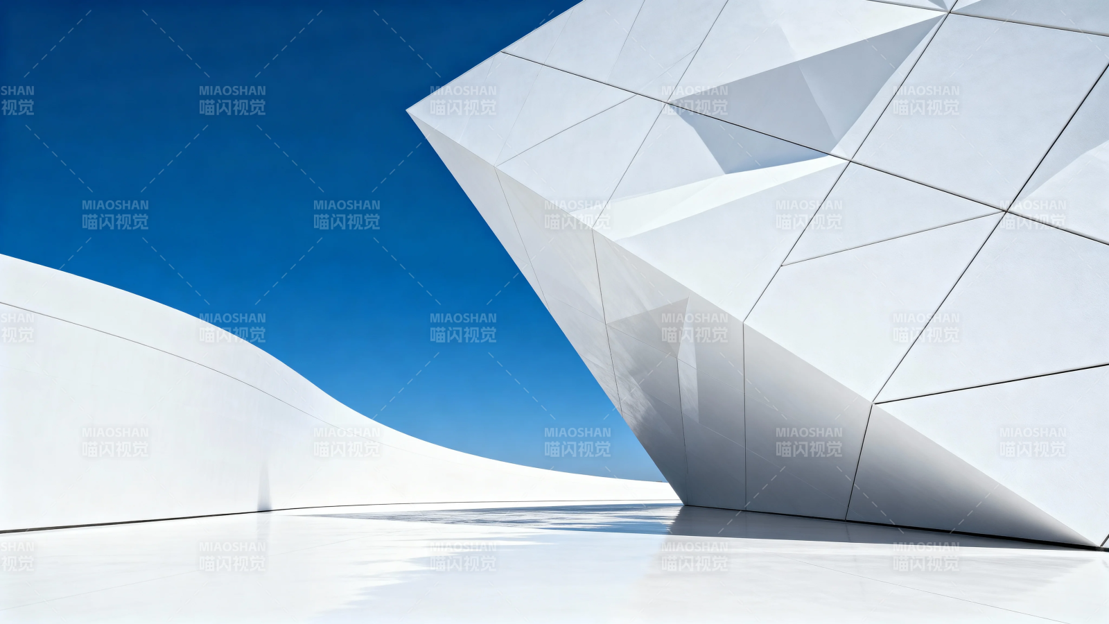 白色几何建筑与蓝天图片