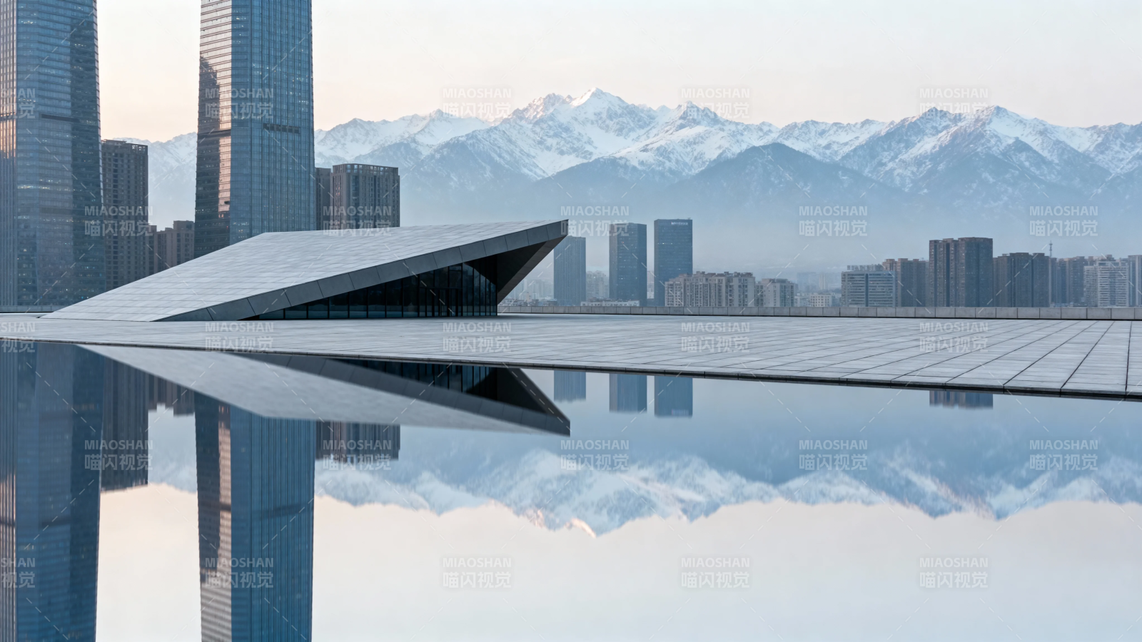 雪山映城 镜水倒楼影图片