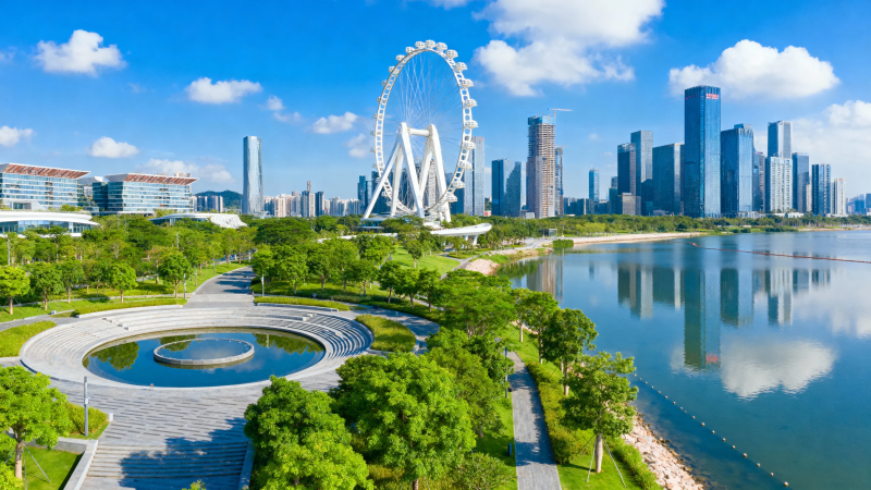 深圳湾摩天轮与城市天际线图片