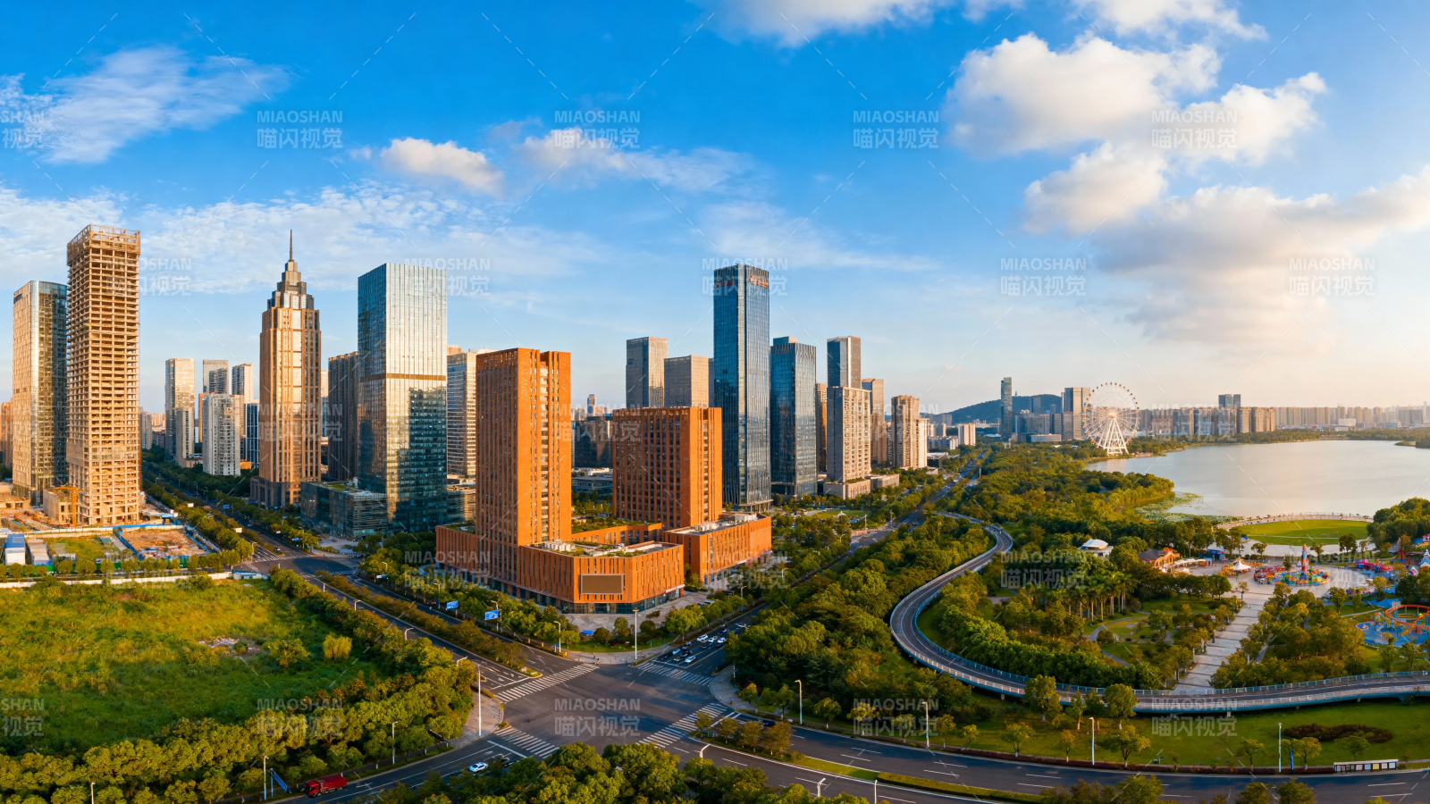 城市天际线 绿园湖景美图片