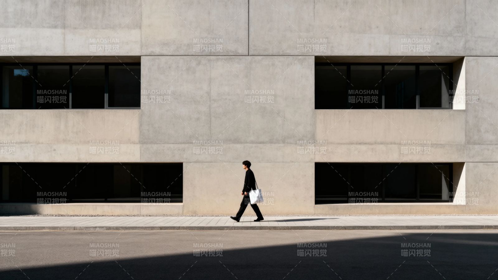 独行于混凝土森林图片