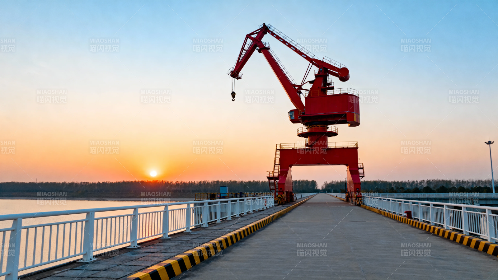 夕阳下的红色港口起重机图片