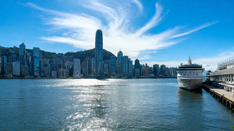 香港维港晴日 cruise 停靠图片