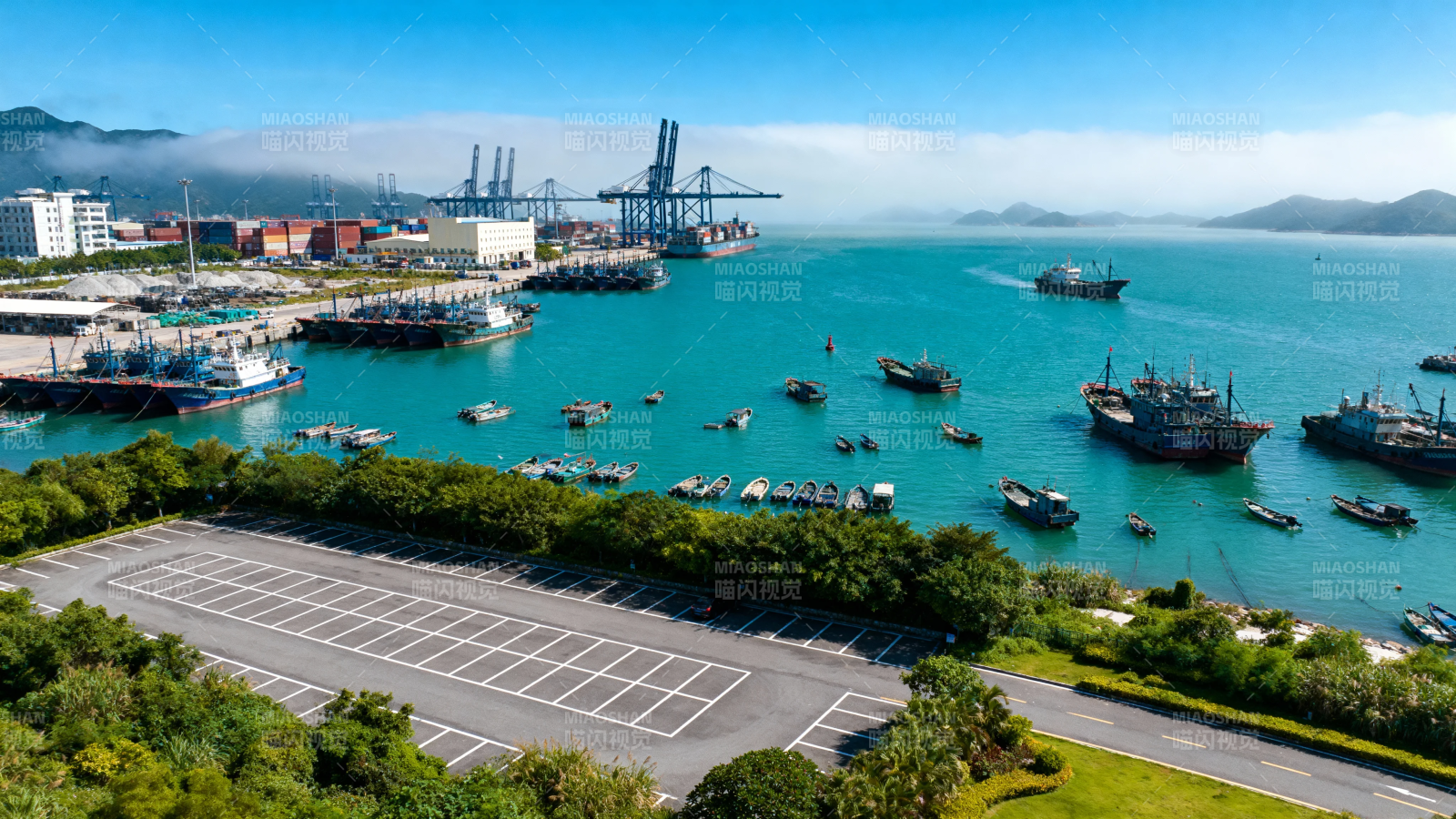 海港繁忙 渔船穿梭碧蓝间图片