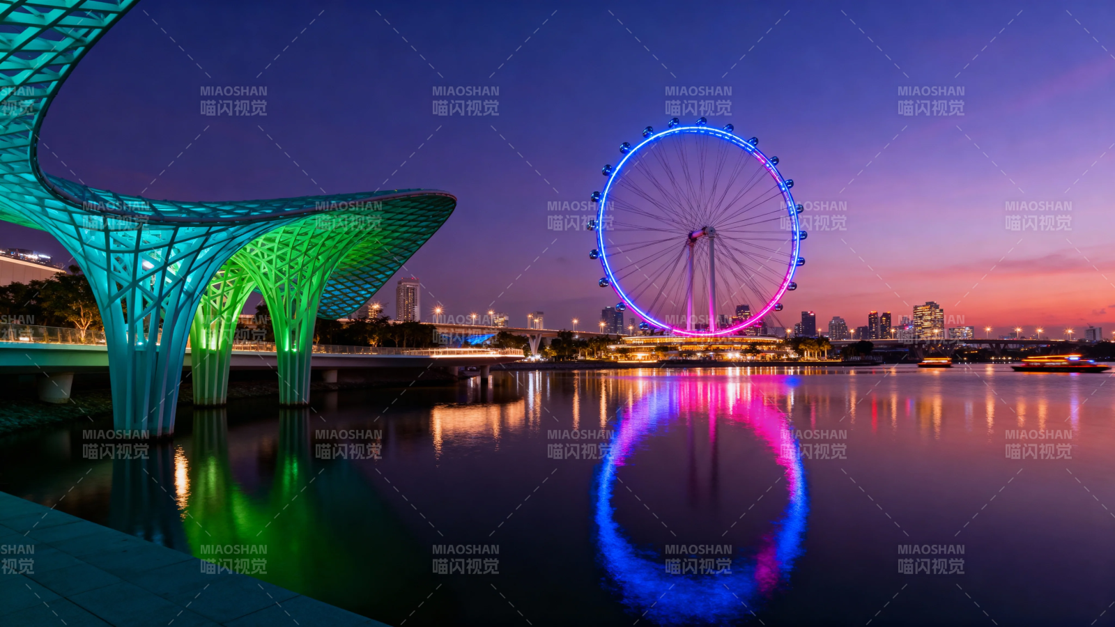 霓虹摩天轮映水夜景图片