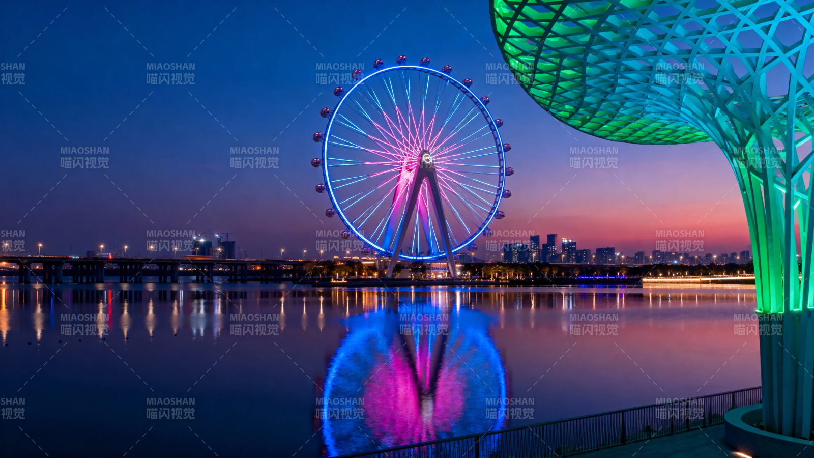 夜景摩天轮与彩色树影倒映水中图片