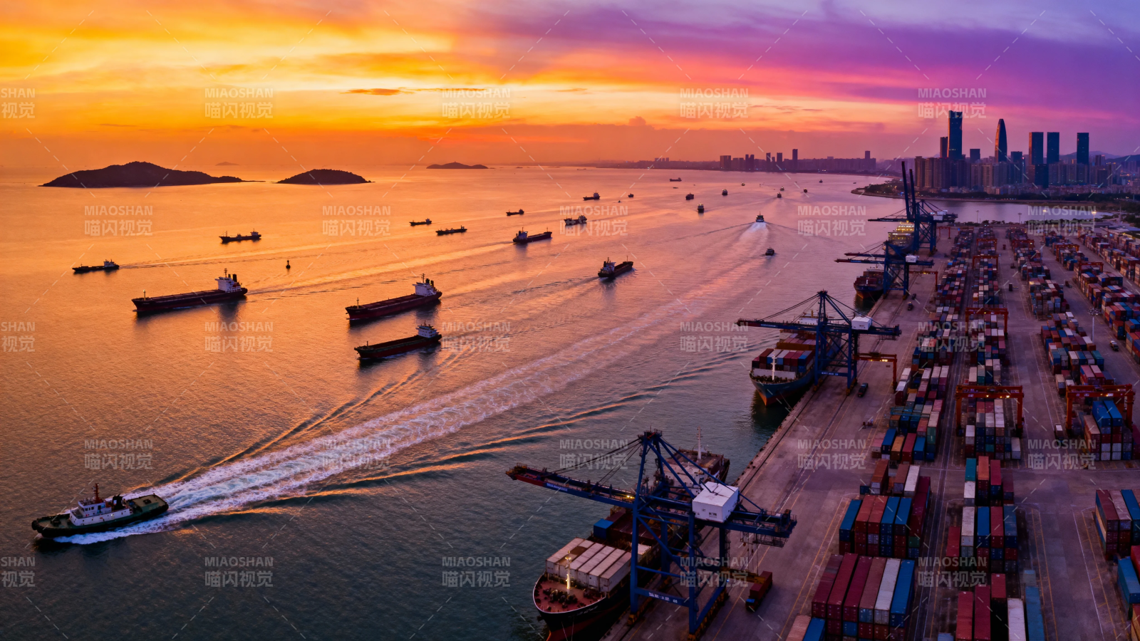 夕阳下的繁忙港口图片