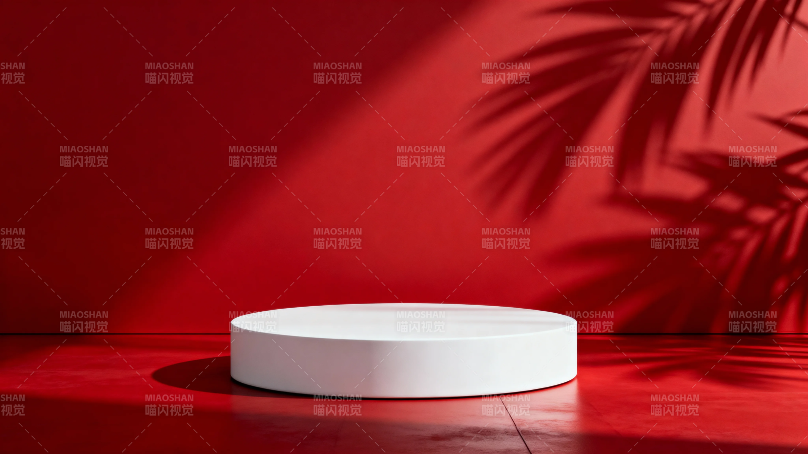 红墙白台 棕榈影斜图片