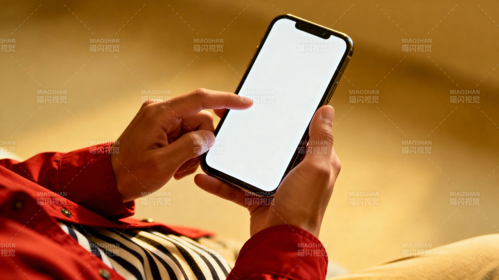 手持手机 指尖轻触屏幕图片