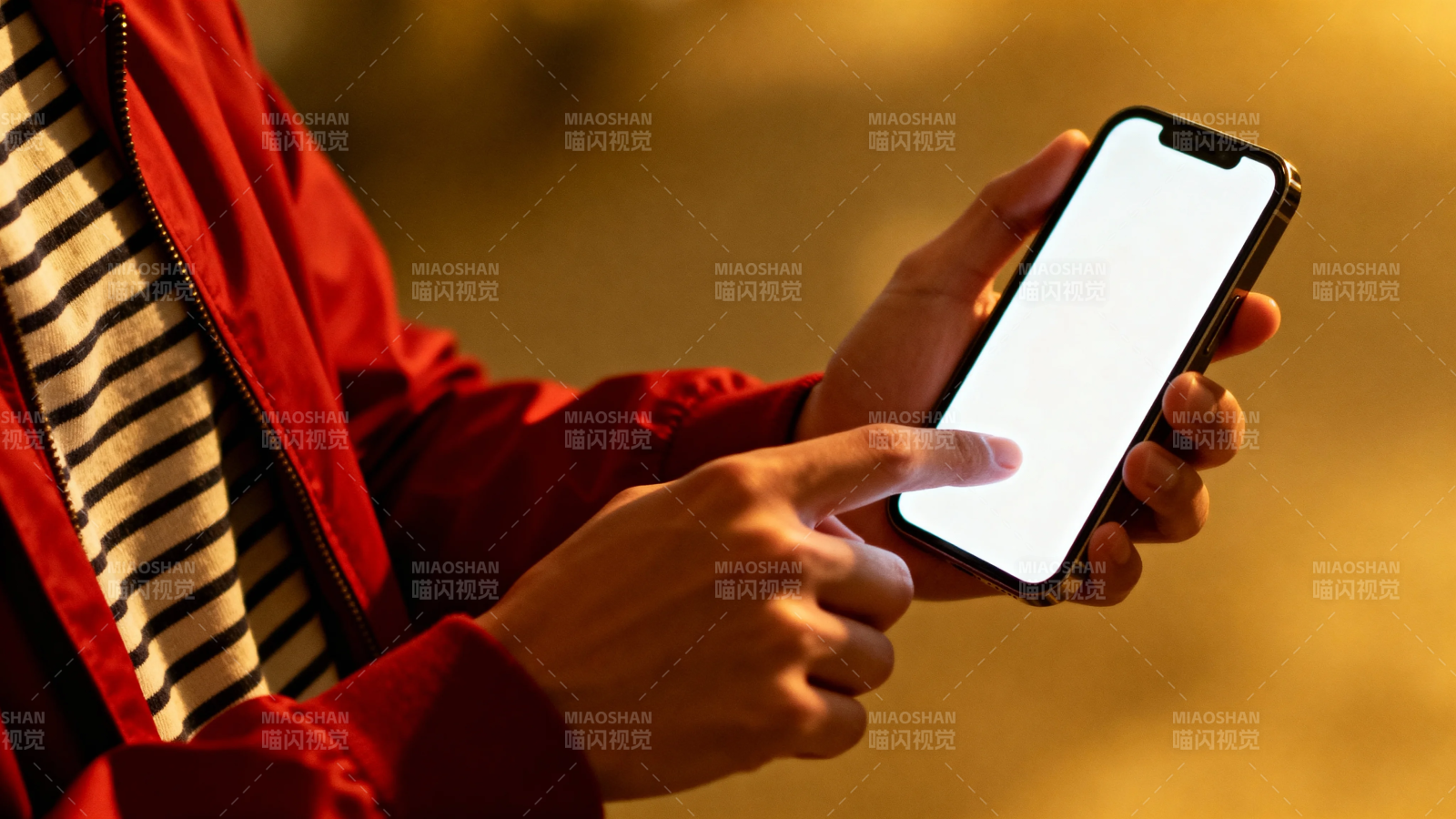 红衣人夜间刷手机图片