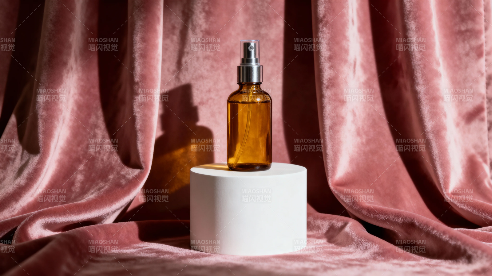 粉绒背景下的琥珀喷雾瓶图片