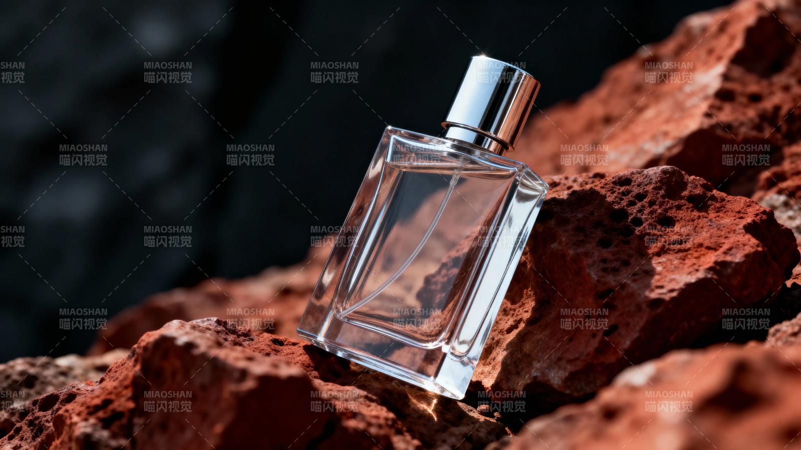 岩上香水瓶 冷峻与自然交融图片